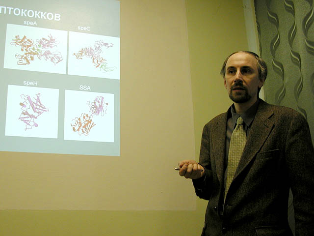 Лекцию читает сотрудник Отдела молекулярной микробиологии А.Н. Суворов